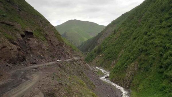 თუშეთის გზა , მანქანა ადის ხეობაში