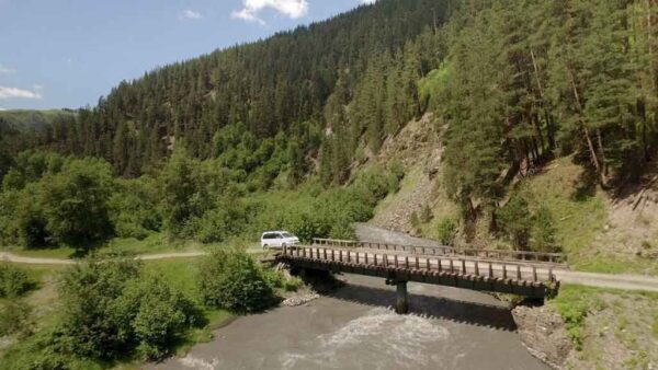 თუშეთის გზა, მაქნქანა გადადის ხიდზე