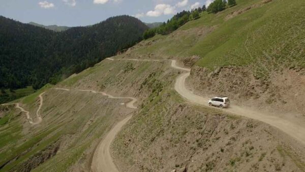 თუშეთი, თეთრი დელიკა გზაზე