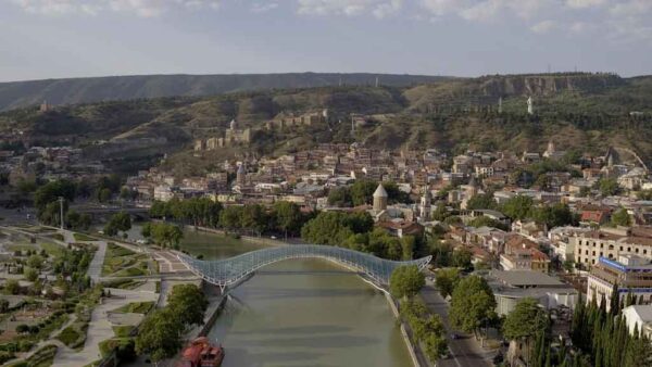 მშვიდობის ხიდი, საერთო ხედი ძველ თბილისზე