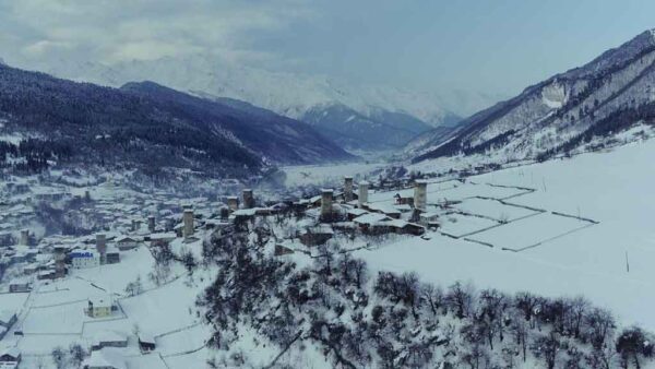 დათოვლილი მესტია, საერთო ხედი ქალაქის