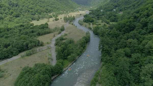 ორი რაფტინგის ნავი მდინარეზე
