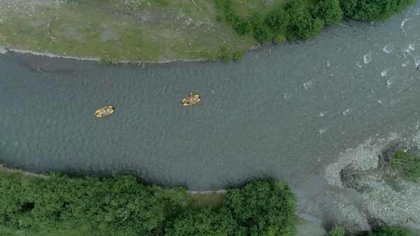 ორი რაფტინგის ნავე, ზედხედი