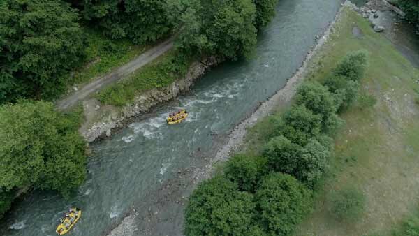 რაფტინგი, ნავები ეშვებიან მდინარეზე