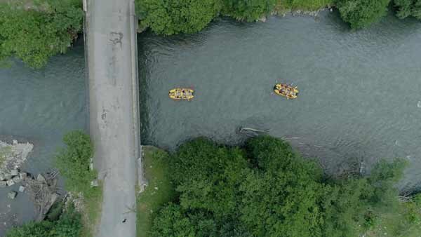 რაფტინგი, ნავები გადიან ხიდის ქვეშ