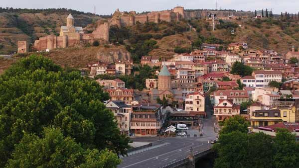 მეტეხის ხიდი და მაიდანი, ადრე დილა