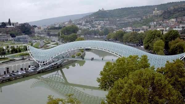 მშვიდობის ხიდი, რიყის პარკში