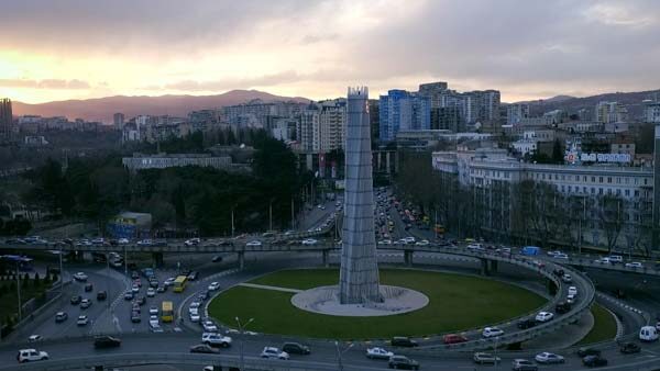 საცობი გმირთა მოედანზე