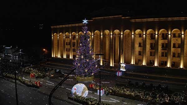 საახალწლო ნაძვისხე, პარლამენტის წინ