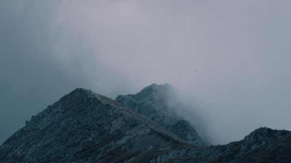 ნისლი უვლის კლდეს