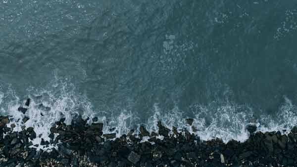 ტალღები ნაპირზე, ზედხედი