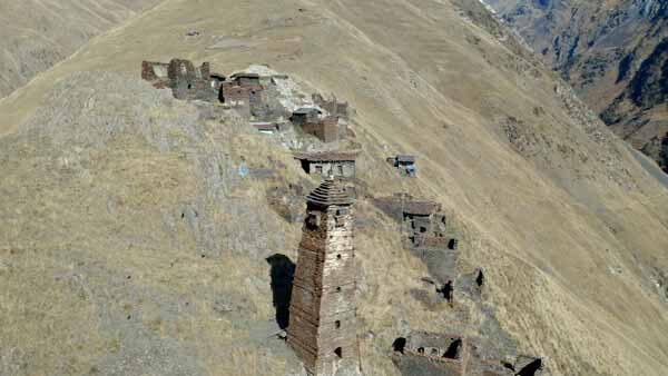 თუშეთი, კოშკი და ძველი სახლები