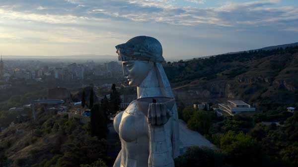 ქართლის დედა, ზურგიდა ხედი სოლოლაკზე