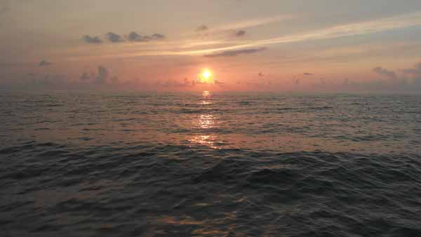 მზის ჩასვლა ზღვაში, ხედი დრონიდან