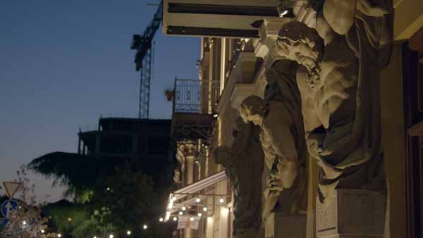 ატლასები, ქანდაკებები შენობის ფასადზე