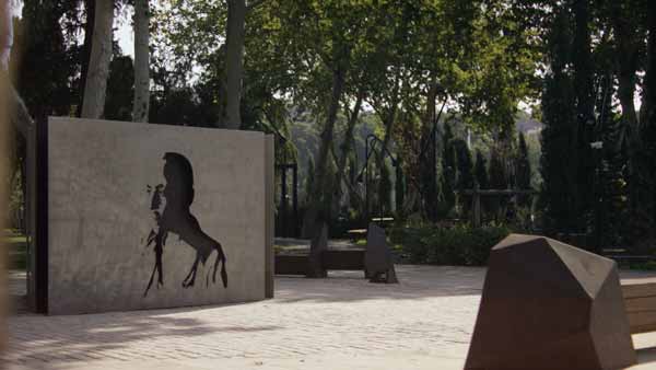 ირაკლი ჩარკვიანის მონუმენტი, დედაენის პარკი