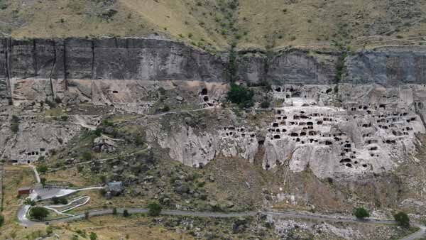 კლდეში ნაკვეთი სამონასტრო ანსამბლი, ვარძია