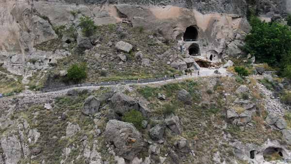ვარძია, ტურისტები, საერთო ხედი