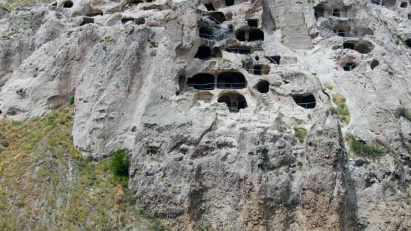 ვარძია, კამერის მისვლა ახლო ხედზე