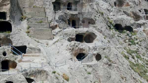 ვარძია, კამერის გამოსვლა ახლო ხედიდან საერთოზე