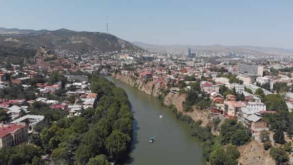 თბილისის ხედი, ტურისტური ნავები მტკვარზე, ხედი ორთაჭალიდან