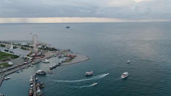 სამოქალაქო ნავები ბათუმის ნავსადგურში