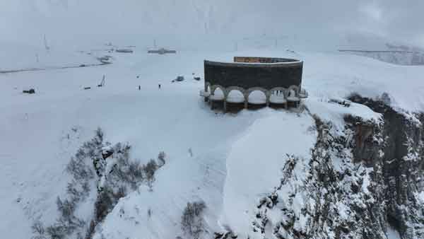 მონუმენტი გუდაურის გზაზე