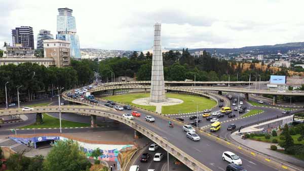 გმირთა მოედანი, ესტაკადა, მანქანები