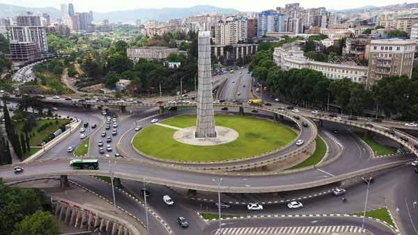 გმირთა მოედანი, ესტაკადა, გზა