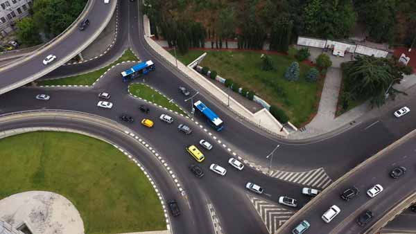 გმირთა მოედანი, მანქანების მოძრაობა