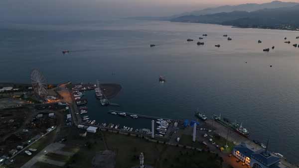 მზის ჩასვლა, ბათუმის პორტი, გემები რეიდზე