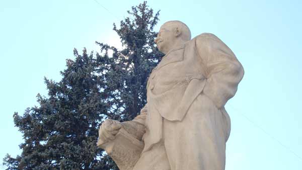 სტალინის ძეგლი, მუზეუმის ეზოში