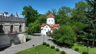 ზუგდიდის დადიანების სასახლის ტერიტორია