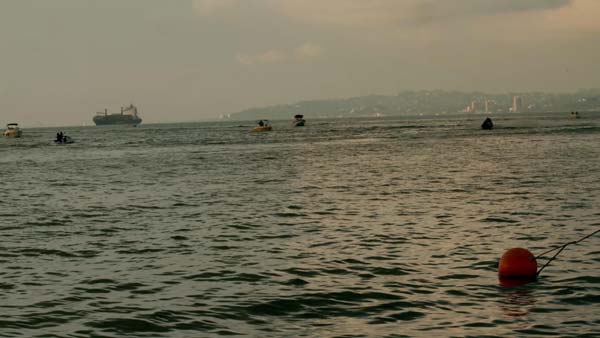 წყლის სკუტერი, ნავი , ბათუმის პორტში, საღამო