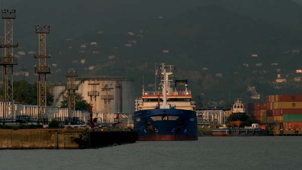 ტანკერი ბათუმის ნავსადგურში, საღამო