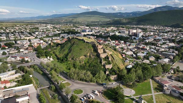ციხე, რომელიც ქალაქს დაჰყურებს