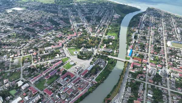 სანაპირო ქალაქი და ტაძრის არქიტექტურა