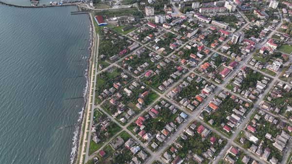 ფოთის პორტიდან ასვლა ქალაქის ხედზე, ჩანს სატვირთო გემი