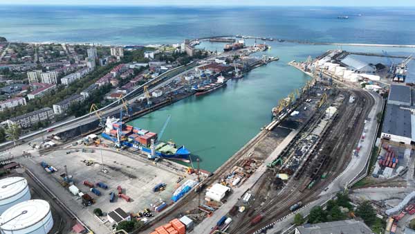 ფოთის პორტი, დამხმარე გემი დოკში